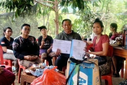 Dukung Penuh Inovasi AKSAMA Dukcapil Buleleng, Serahkan Akta Kematian di Tengah Suasana Duka